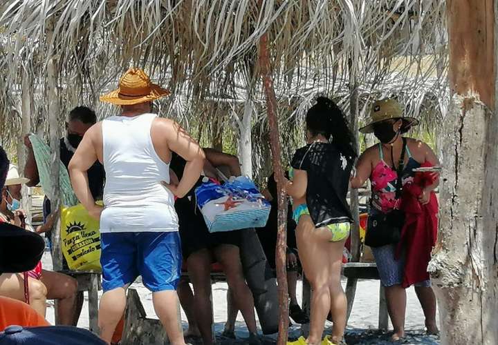 Cientos de bañistas regresan a la playa en Chame 