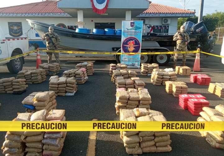 Colombianos intentan escapar con 695 paquetes de droga. Los agarran en alta mar