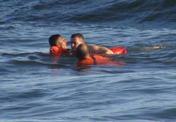 Rescatan a venezolano en Playa La Barqueta