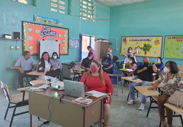 Dentro de la provincia de Chiriquí hay 69 centros educativos que están en áreas de difícil acceso en especial en áreas que son limítrofe con la comarca en el oriente de la provincia de Chiriquí. 