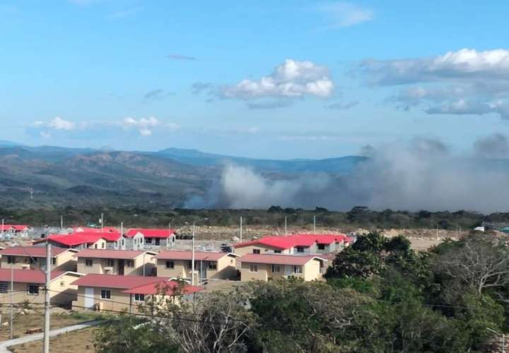 Joswar Alvarado, alcalde del distrito de Boquete confirmó que el incendio en el relleno sanitario se generó durante una quema de notas y expedientes.de una institución pública