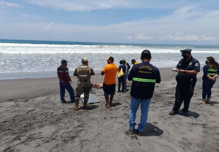 Hallan hombre ahogado en la playa La Barqueta; no descartan suicidio