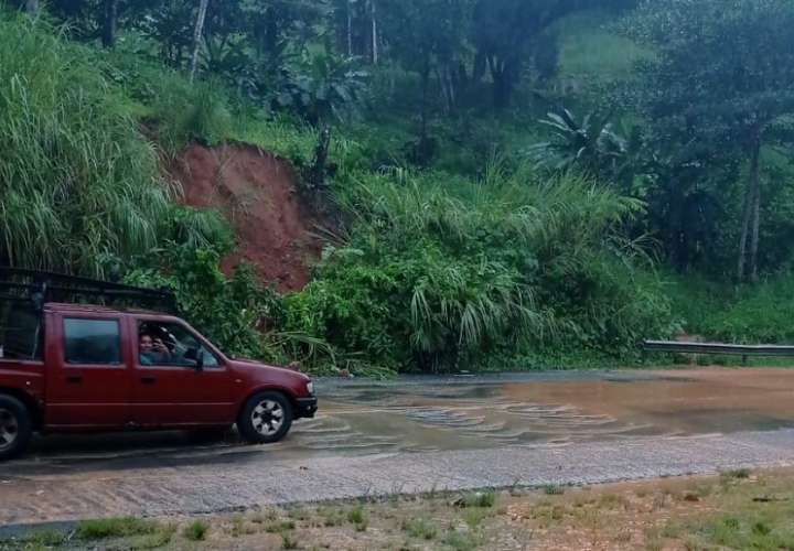  Accidente y deslizamiento de tierra en carretera Panamá-Colón