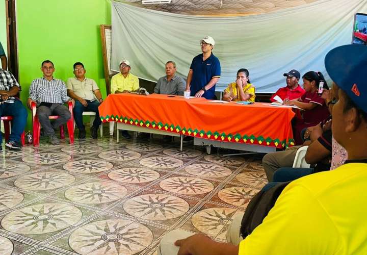 El ministro Tejada en reunión con dirigentes indígenas.