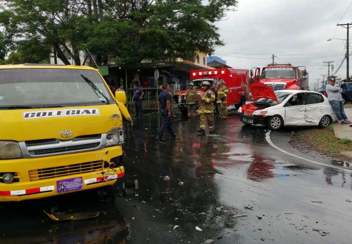 Emergencia por colisión de colegial con auto sedán 