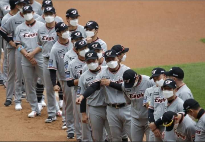 Liga coreana de béisbol arrancó sin público