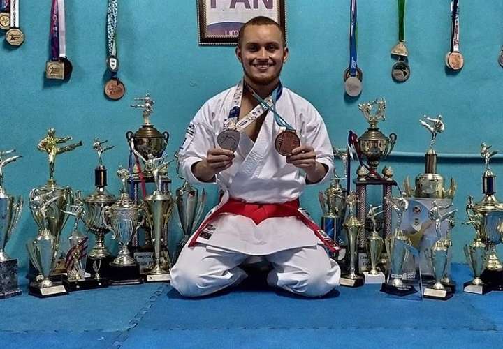 El karateca panameño Héctor Cención con algunos de sus trofeos ganados. 