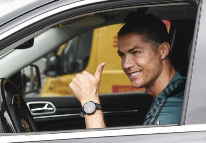 Cristiano Ronaldo cuando se retira de las instalaciones de la Juventus luego de entrenar. 