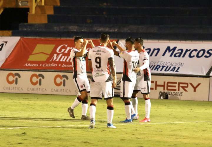 Ayer se reanudó la liga de fútbol de primera división en Costa Rica. 