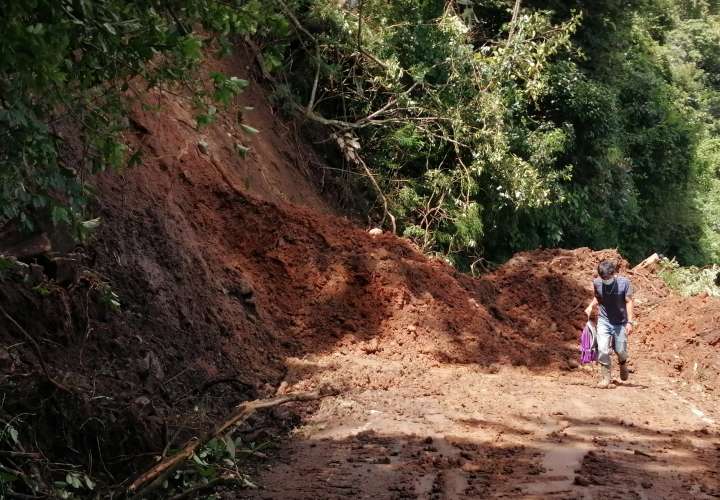 Fuertes lluvia provocan derrumbes en Panamá Oeste