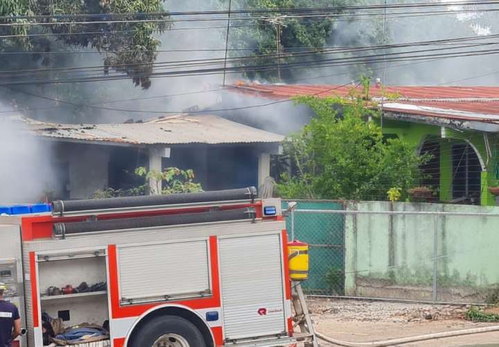 Incendio consume una residencia y afecta otra en Chitré