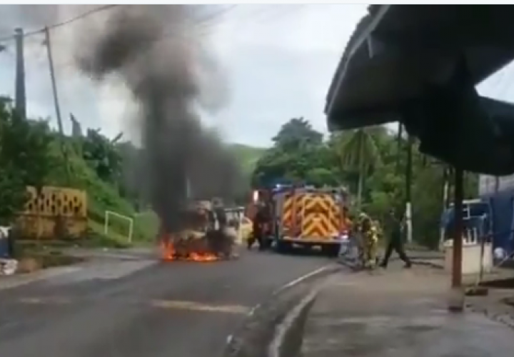 Auto queda envuelto en llamas en Colón