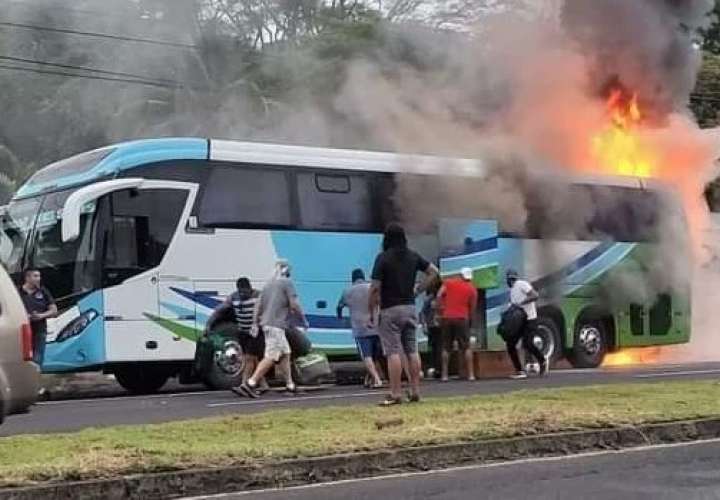 Se prende bus de la ruta Panamá- Bocas del Toro en Sajalices 