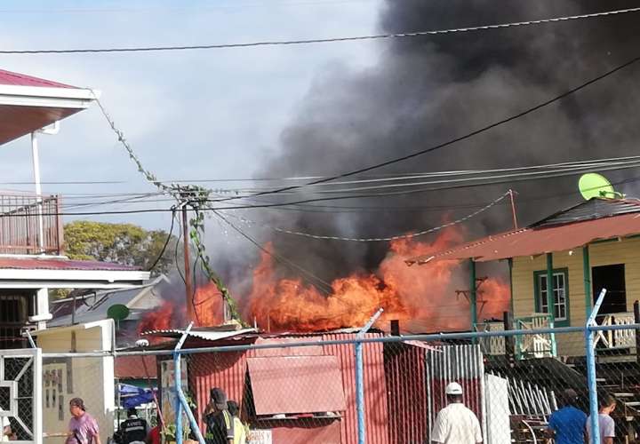 Voraz incendio consume vivienda en Isla Colón