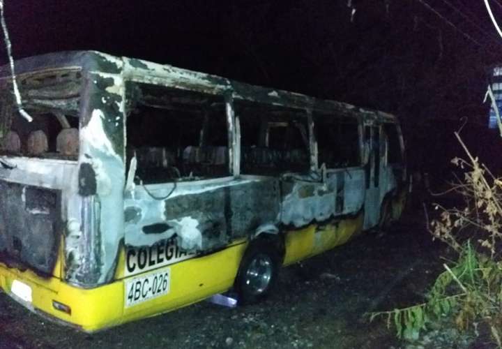 Buses incendiados. Foto: Bomberos de Panamá