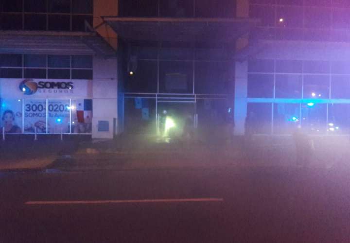 Panel eléctrico se incendia en edificio de avenida Balboa (Video)
