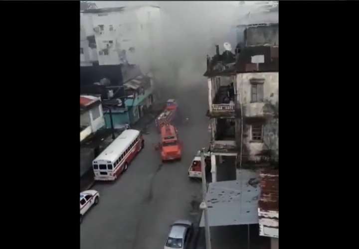 Nube de humo negro oscure calle 8 - Vaticano en Colón (Video)