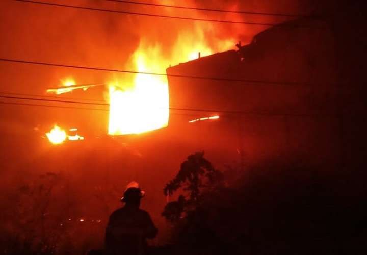 Debido a la intensidad del calor, muchas de las paredes del inmueble colapsaron.