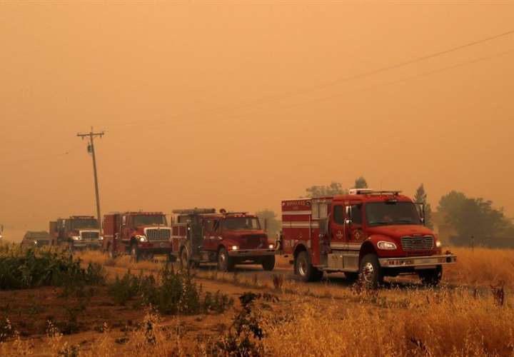 Efectivos de bomberos circulan por una carretera durante las labores de extinción de un incendio en Guinda, California, Estados Unidos, el 2 de julio de 2018. EFE
