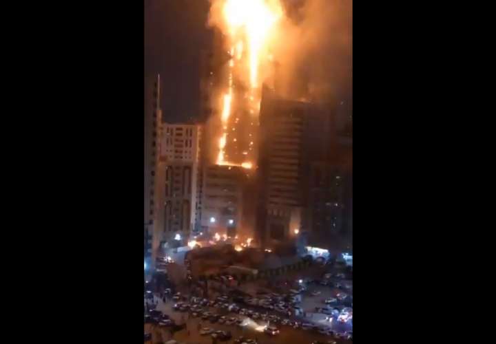 Gran incendio en un edificio de 48 plantas en Emiratos deja varios heridos