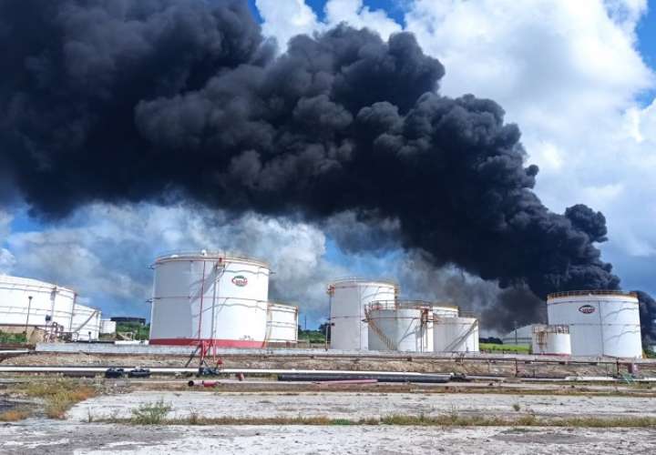 Una columna de humo se alza tras el incendio en un depósito de combustible,  en Matanzas (Cuba). EFe