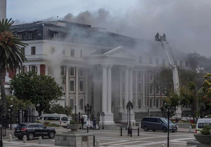 Un incendio se desató la mañana de este domingo en el Parlamento de Sudáfrica, en Ciudad del Cabo. EFE