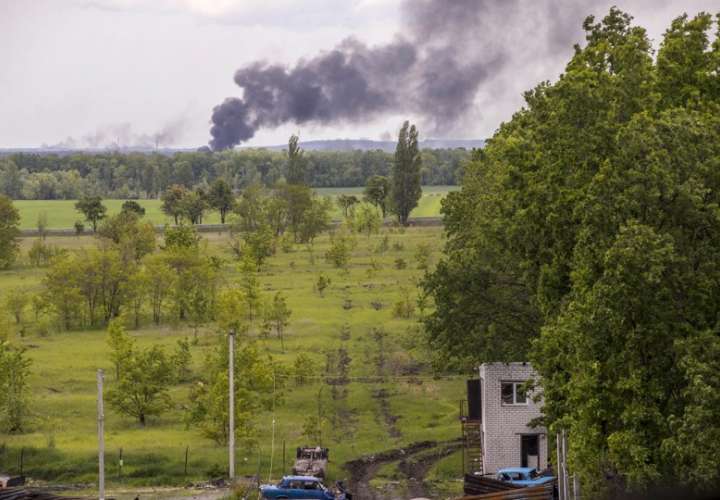Vista hoy de un incendio provocado por un misil ruso en Járkov (Ucrania). 