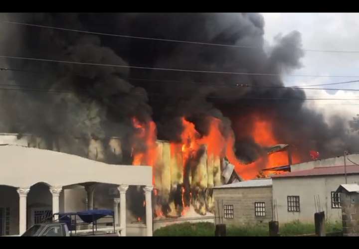 Bodega arde en Villa Daniela (Video)