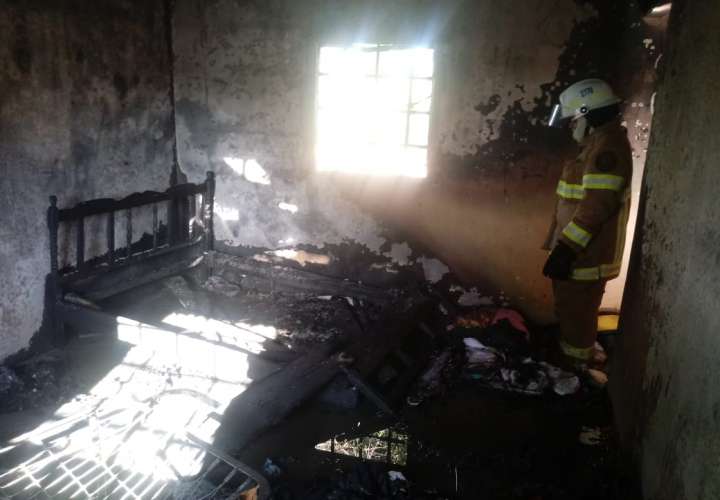 Fuego arrasa con embarcación y casa en Chiriquí