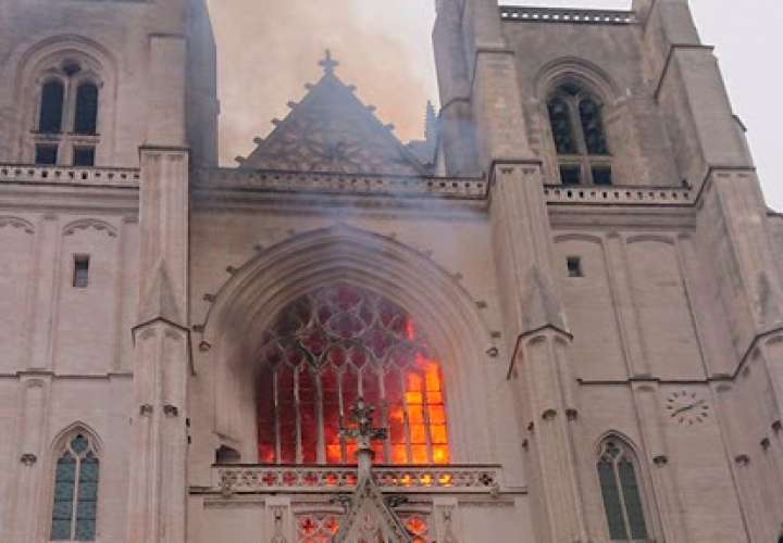  Los bomberos controlan el incendio en la catedral de Nantes
