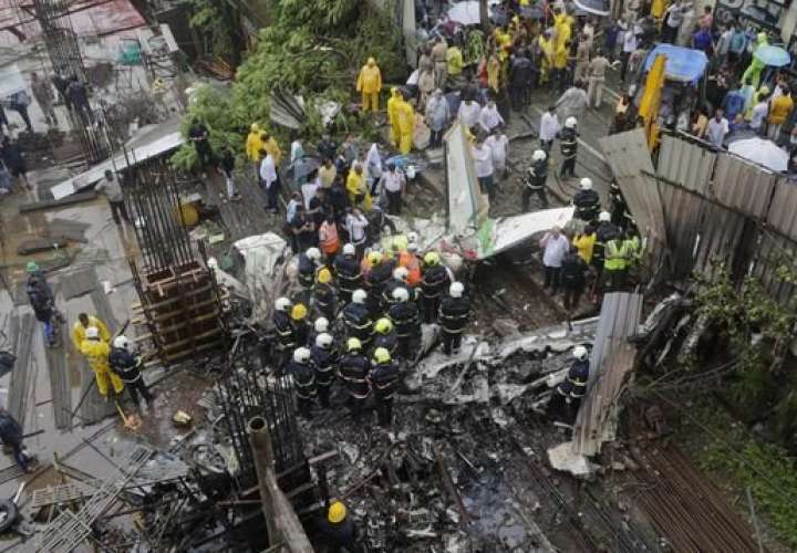 Se desploma avioneta: 6 muertos  