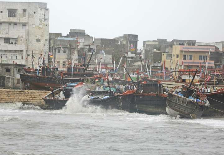  Barcos pesqueros anclados frente a la costa ante la llegada del ciclón Vayu este jueves a Veraval (India). AP