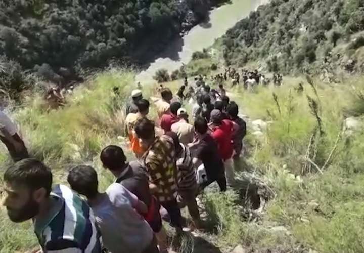 Socorristas tratan de llegar hasta un autobús que se desbarrancó cerca de Kishtwar, ubicado a unos 217 kilómetros (135 millas) al sureste de Srinagar, área de Cachemira controlada por India, el viernes 14 de septiembre del 2018. AP 
