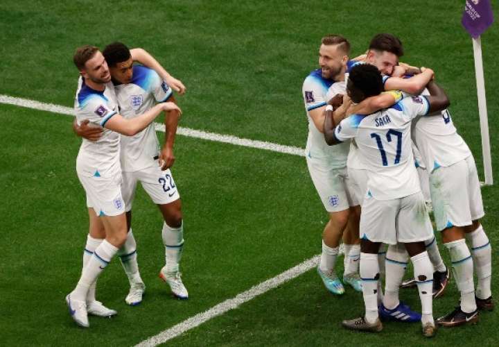 Jugadores de Inglaterra celebran uno de los goles anotados. Foto: EFE