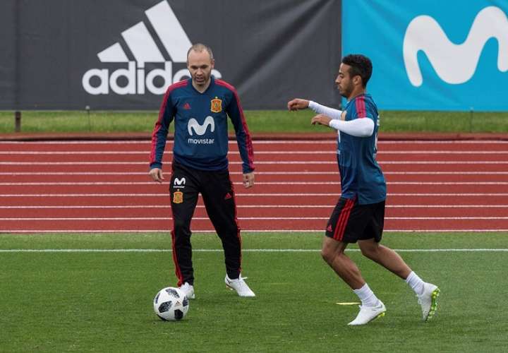 Los centrocampistas, Andrés Iniesta (i), y Thiago Alcántara, durante el entrenamiento de la selección española./EFE