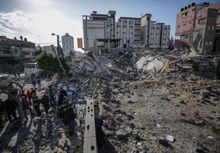 Varios curiosos observan este martes el lugar donde se levantaba unas instalaciones de Hamas, destruidas en un ataque aéreo israelí en la ciudad de Gaza, franja de Gaza. EFE