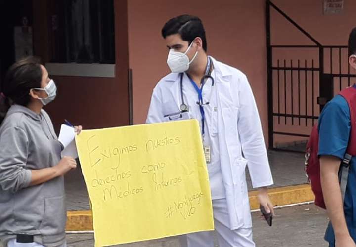 Médicos internos del Santo Tomás exigen derecho a vacunarse