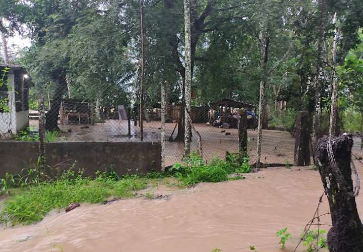 Los Bomberos atienden emergencia por inundaciones en Puerto Armuelles