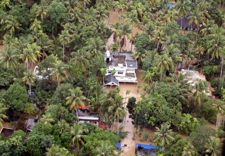 Vista aérea de una zona afectada durante las inundaciones sufridas en Kochi (India). EFE/Archivo