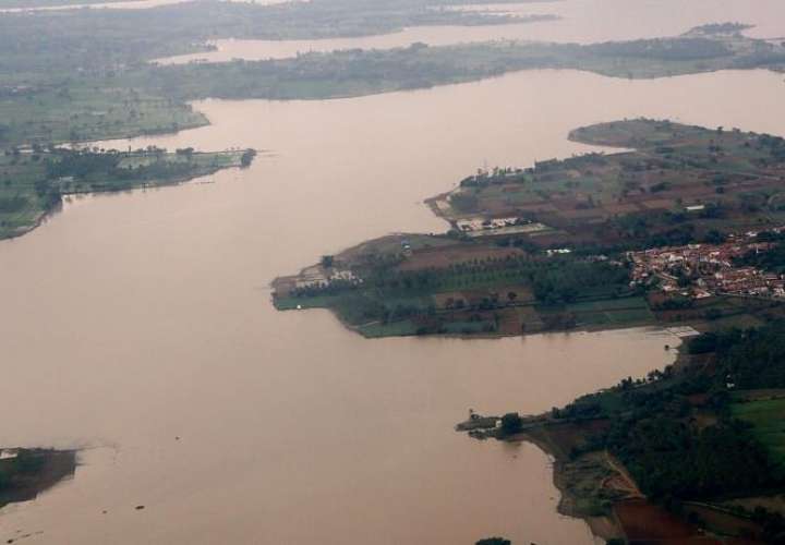 Fotografía cedida hoy, 20 de agosto de 2018, por el Ministerio indio de Defensa, que muestra una vista aérea de las inundaciones en la región de Kodagu, a 270 de Bangalore, India. EFE
