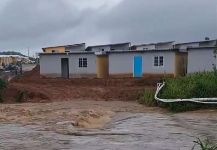 Vista de la inundación en La Mitra, en La Chorrera.