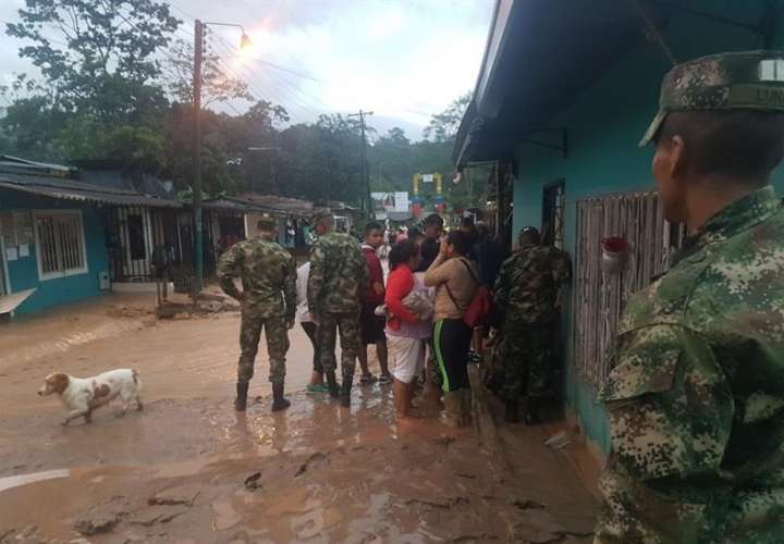 Fotografía cedida por la oficina de prensa del Ejército de Colombia que muestra calles inundadas en Mocoa (Colombia). EFE