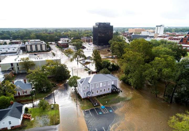 Imagen de las inundaciones en las calles causadas por el huracán Florence, que comienzan a descender en Fayetteville, Carolina del Norte, Estados Unidos, hoy, 17 de septiembre de 2018. EFE