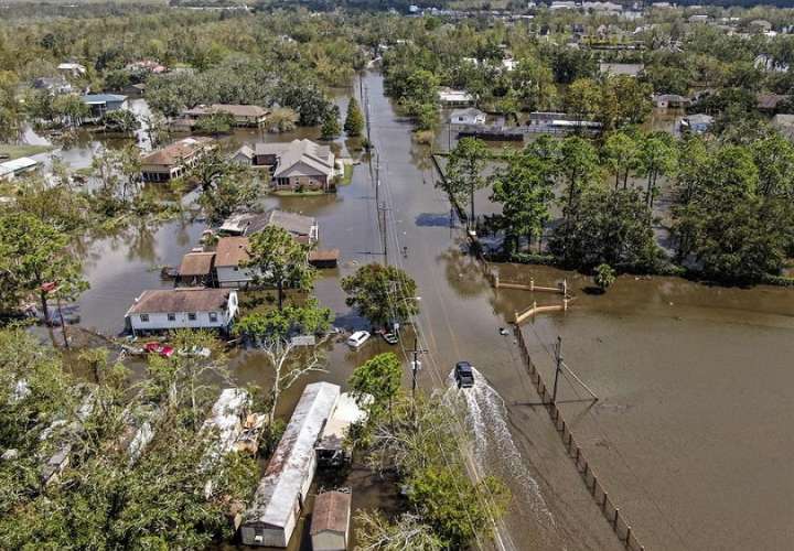 Registro aéreo captado este martes con un dron que muestra las inundaciones y destrozos causados por el huracán Ida en Jean Lafitte (Louisiana, EE.UU.). EFE