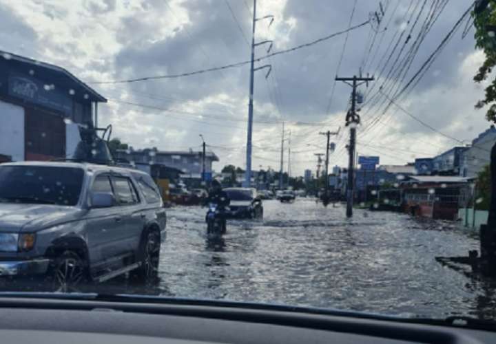 Accidentes e inundaciones en la ciudad capital tras el aguacero 