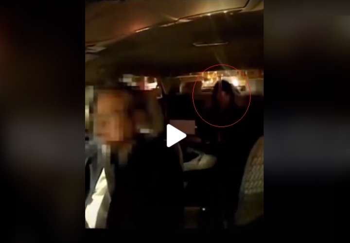 La cámara de seguridad interna de un taxi en Japón, captó un fantasma en el asiento trasero del selectivo.