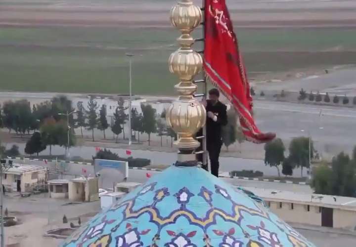 Irán iza una bandera roja sobre una mezquita como símbolo de guerra