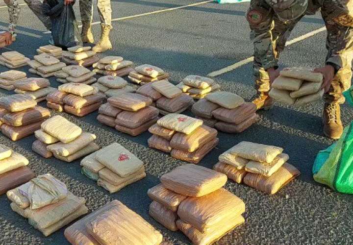 Incautan 844 paquetes de presunta de droga y tres colombianos presos