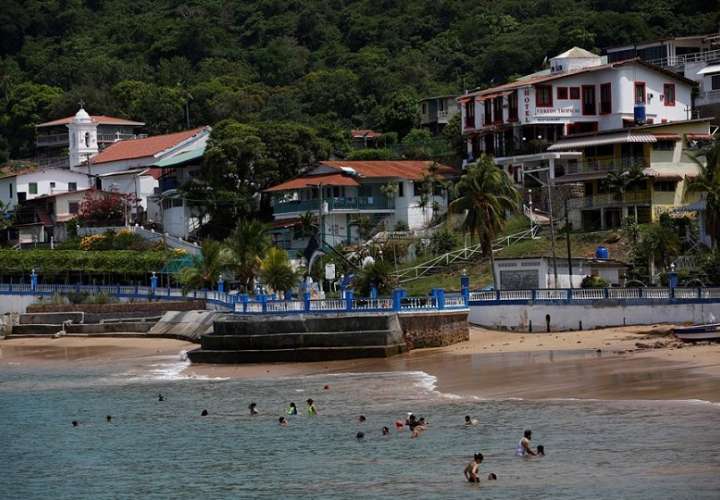 Turistas disfrutan hoy de una playa en la isla de Taboga (Panamá). Taboga, una pequeña y exótica isla del Pacífico de Panamá. EFE