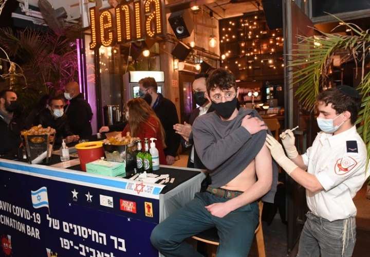¡Pillen! Bar en Israel ofrece bebidas gratis si te vacunas contra la Covid19 